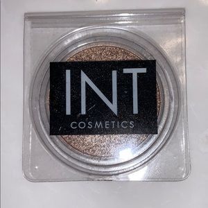 New Int Cosmetics eyeshadow “goddess glow”